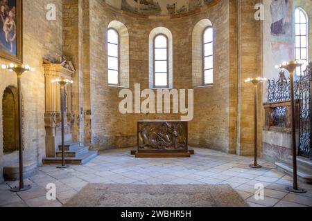 Innenausstattung von St. Georgs Basilika; das älteste erhaltene Kirchengebäude in der Prager Burg, Prag, Tschechische Republik. 2016 Stockfoto