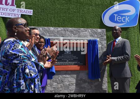 (240111) -- HAFEN SPANIENS, 11. Januar 2024 (Xinhua) -- Premierminister von Trinidad und Tobago, Keith Rowley (1. R), Handelsminister Paula Gopee-Scoon (3. L), chinesischer Botschafter in Trinidad und Tobago Fang Qiu (2. L) und andere Beamte nehmen am 10. Januar 2024 an der Eröffnungszeremonie des Phoenix Park Industrial Estate in Point Lisas Teil, dem zweitgrößten Hafen in Trinidad und Tobago. Das Phoenix Park Industrial Estate, ein Vorzeigeprojekt der Zusammenarbeit zwischen China und Trinidad und Tobago im Rahmen der Belt and Road Initiative, wurde am Mittwoch offiziell in der Karibik eingeweiht. AUF W Stockfoto