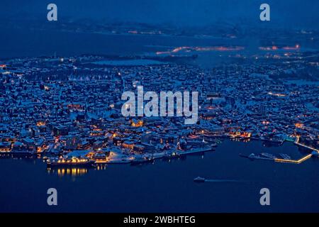 Stadt Tromso bei Nacht vom Storsteinen Stockfoto