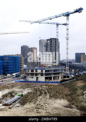 AMSTERDAM - Neubau im Amsterdamer Stadtteil Elzenhagen. Die Verknappung des Wohnungsmarktes in Amsterdam nimmt weiter zu. Da das Angebot, auch wegen zu wenig Neubauten, zurückgeht, stellen die Einwohner von Amsterdam ihr jetziges Haus nicht zum Verkauf. Gleichzeitig zahlen immer mehr Menschen für Wohnungen. ANP RAMON VAN FLYMEN niederlande aus - belgien aus Stockfoto