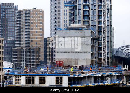 AMSTERDAM - Neubau im Amsterdamer Stadtteil Elzenhagen. Die Verknappung des Wohnungsmarktes in Amsterdam nimmt weiter zu. Da das Angebot, auch wegen zu wenig Neubauten, zurückgeht, stellen die Einwohner von Amsterdam ihr jetziges Haus nicht zum Verkauf. Gleichzeitig zahlen immer mehr Menschen für Wohnungen. ANP RAMON VAN FLYMEN niederlande aus - belgien aus Stockfoto