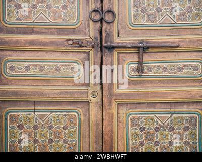 Die Kunstfertigkeit der antiken Türen von Cordoba (Córdoba, Andalusien, Spanien) Stockfoto