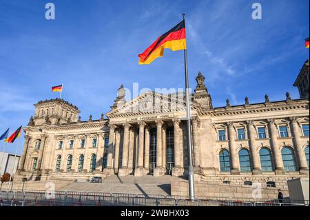 Deutscher Bundestag. Berlin, Gebäude des Deutschen Bundestages. Nationalflaggen fliegen an einem Fahnenmast vor dem Reichstagsgebäude in Berlin. Stockfoto