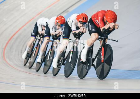 Apeldoorn, Niederlande. Januar 2024. Foto: Alex Whitehead/SWpix.com - 10/01/2024 - Radfahren - UEC Track Elite Europameisterschaft 2024 - Omnisport, Apeldoorn, Niederlande - Qualifying der Männer - Carl-Frederik Bevort, Tobias Hansen, Rodenberg Frederik Madsen, Rasmus Pedersen aus Dänemark Credit: SWpix/Alamy Live News Stockfoto