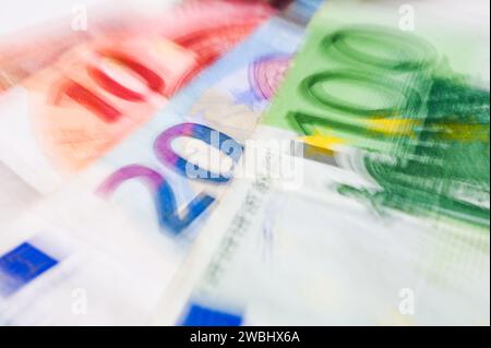 Euro-Banknoten, Nahaufnahme. Verschwommene EU-Währung. 100-, 20- und 10-Euro-Schein. Geld in der Europäischen Union. Währung der Eurozone. Stockfoto