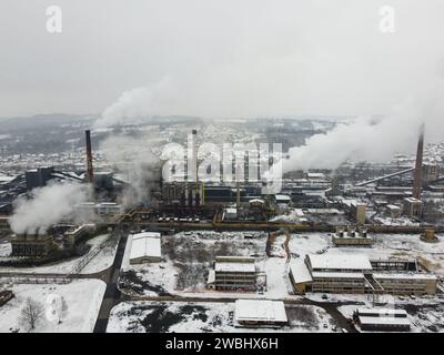 Fabrikschornsteine, die die Umwelt verunreinigen. Drohnenansicht des Industriekomplexes aus der Luft. Industrieluftverunreinigung durch Schornsteine. Stockfoto