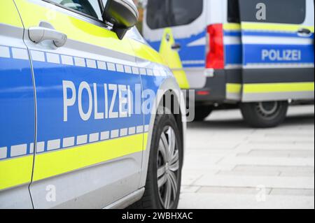 Deutsches Polizeiauto auf der Straße. Seitenansicht eines Polizeiwagens mit der Aufschrift „Polizei“. Polizeiwagen parkt auf der Straße in Deutschland. Stockfoto