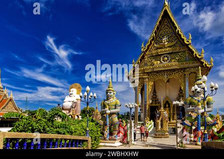 Budai Buddha Statue und Tempelsilhouette, Wat Plai Laem, Bo Phut, Ko Samui, Thailand Stockfoto