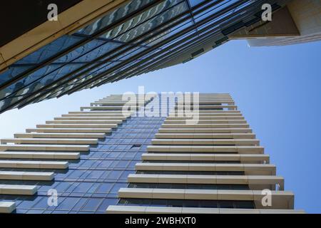 Urban Canyon: Perspektivischer Blick auf hoch aufragende Wolkenkratzer gegen Himmel. Stockfoto