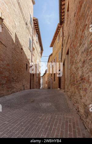 Eine der engen Gassen der Altstadt in Urbino, Italien. Stockfoto