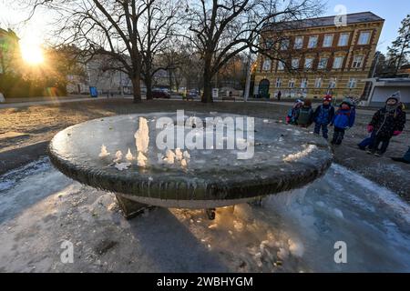 Brünn, Tschechische Republik. Januar 2024. Der Brunnen im Werk Obilni trh (hat Wasser) das ganze Jahr über, der Frost beschädigt ihn nicht in Brünn, Tschechische Republik, 11. Januar 2024. Quelle: Vaclav Salek/CTK Photo/Alamy Live News Stockfoto