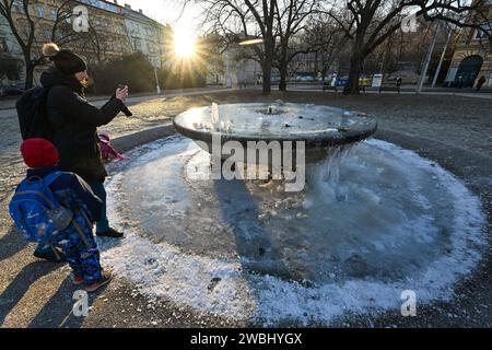 Brünn, Tschechische Republik. Januar 2024. Der Brunnen im Werk Obilni trh (hat Wasser) das ganze Jahr über, der Frost beschädigt ihn nicht in Brünn, Tschechische Republik, 11. Januar 2024. Quelle: Vaclav Salek/CTK Photo/Alamy Live News Stockfoto