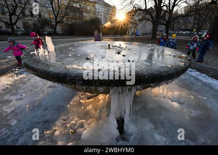 Brünn, Tschechische Republik. Januar 2024. Der Brunnen im Werk Obilni trh (hat Wasser) das ganze Jahr über, der Frost beschädigt ihn nicht in Brünn, Tschechische Republik, 11. Januar 2024. Quelle: Vaclav Salek/CTK Photo/Alamy Live News Stockfoto