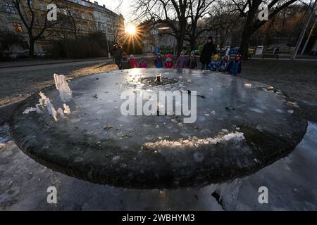 Brünn, Tschechische Republik. Januar 2024. Der Brunnen im Werk Obilni trh (hat Wasser) das ganze Jahr über, der Frost beschädigt ihn nicht in Brünn, Tschechische Republik, 11. Januar 2024. Quelle: Vaclav Salek/CTK Photo/Alamy Live News Stockfoto