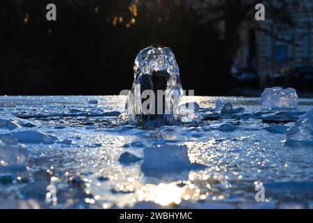 Brünn, Tschechische Republik. Januar 2024. Der Brunnen im Werk Obilni trh (hat Wasser) das ganze Jahr über, der Frost beschädigt ihn nicht in Brünn, Tschechische Republik, 11. Januar 2024. Quelle: Vaclav Salek/CTK Photo/Alamy Live News Stockfoto