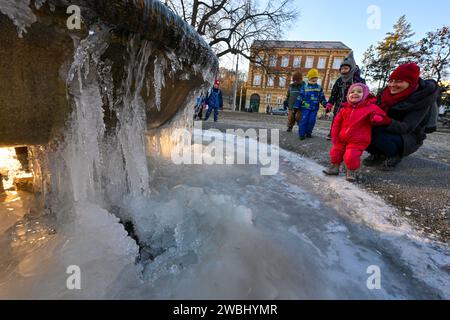 Brünn, Tschechische Republik. Januar 2024. Der Brunnen im Werk Obilni trh (hat Wasser) das ganze Jahr über, der Frost beschädigt ihn nicht in Brünn, Tschechische Republik, 11. Januar 2024. Quelle: Vaclav Salek/CTK Photo/Alamy Live News Stockfoto