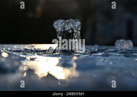 Brünn, Tschechische Republik. Januar 2024. Der Brunnen im Werk Obilni trh (hat Wasser) das ganze Jahr über, der Frost beschädigt ihn nicht in Brünn, Tschechische Republik, 11. Januar 2024. Quelle: Vaclav Salek/CTK Photo/Alamy Live News Stockfoto