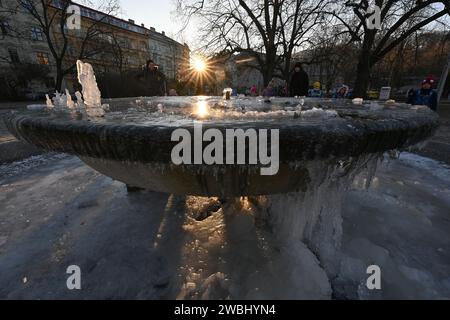 Brünn, Tschechische Republik. Januar 2024. Der Brunnen im Werk Obilni trh (hat Wasser) das ganze Jahr über, der Frost beschädigt ihn nicht in Brünn, Tschechische Republik, 11. Januar 2024. Quelle: Vaclav Salek/CTK Photo/Alamy Live News Stockfoto