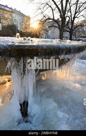 Brünn, Tschechische Republik. Januar 2024. Der Brunnen im Werk Obilni trh (hat Wasser) das ganze Jahr über, der Frost beschädigt ihn nicht in Brünn, Tschechische Republik, 11. Januar 2024. Quelle: Vaclav Salek/CTK Photo/Alamy Live News Stockfoto