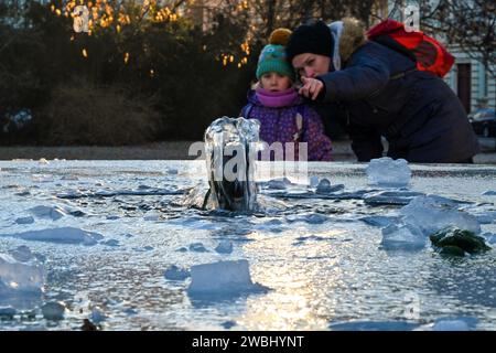 Brünn, Tschechische Republik. Januar 2024. Der Brunnen im Werk Obilni trh (hat Wasser) das ganze Jahr über, der Frost beschädigt ihn nicht in Brünn, Tschechische Republik, 11. Januar 2024. Quelle: Vaclav Salek/CTK Photo/Alamy Live News Stockfoto