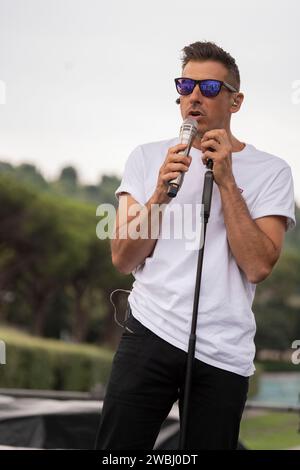 Francesco Gabbani, ein berühmter italienischer Sänger, der beim Soundcheck im Napoli Pizza Village in Neapel zu sehen war. Stockfoto