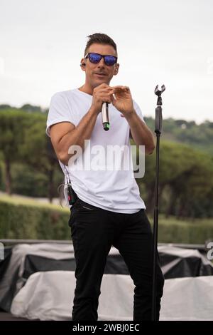 Francesco Gabbani, ein berühmter italienischer Sänger, der beim Soundcheck im Napoli Pizza Village in Neapel zu sehen war. Stockfoto