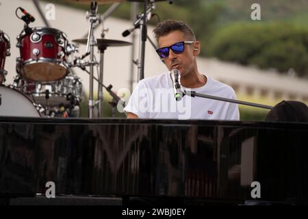 Francesco Gabbani, ein berühmter italienischer Sänger, der beim Soundcheck im Napoli Pizza Village in Neapel zu sehen war. Stockfoto