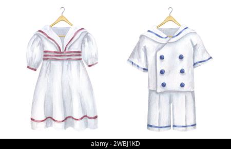 Weißes Matrosenkostüm für Kinder, antike Kleidung für kleine Mädchen. Marine Hemd, Shorts, Kleid auf hölzernem Kleiderbügel. Handgezeichnete Aquarellillustration Stockfoto