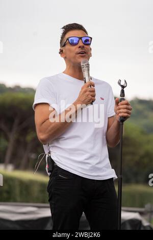 Francesco Gabbani, ein berühmter italienischer Sänger, der beim Soundcheck im Napoli Pizza Village in Neapel zu sehen war. (Foto: Francesco Cigliano / SOPA Images/SIPA USA) Stockfoto