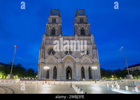 Europa, Frankreich, Region Centre-Val de Loire, Orléans, Kathedrale des Heiligen Kreuzes von Orléans (Cathédrale Sainte-Croix d'Orléans) bei Nacht Stockfoto