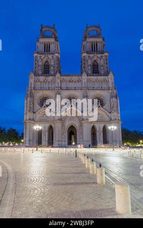 Europa, Frankreich, Region Centre-Val de Loire, Orléans, Kathedrale des Heiligen Kreuzes von Orléans (Cathédrale Sainte-Croix d'Orléans) bei Nacht Stockfoto