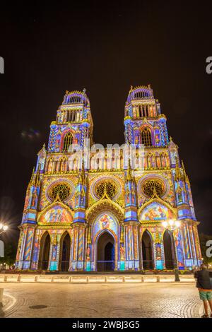 Europa, Frankreich, Region Centre-Val de Loire, Orléans, Kathedrale des Heiligen Kreuzes von Orléans mit Son et Lumière (Leuchtturm und historische Ausstellung) Stockfoto