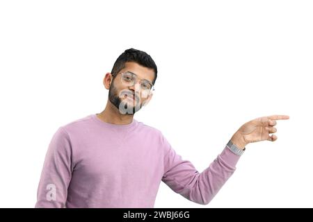 Ein Mann, auf weißem Hintergrund, in Nahaufnahme, zeigt zur Seite Stockfoto