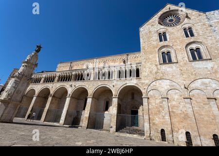 BITONTO, ITALIEN, 9. JULI 2022 - Blick auf die Kathedrale Maria Assunta in Bitonto, Apulien, Italien Stockfoto