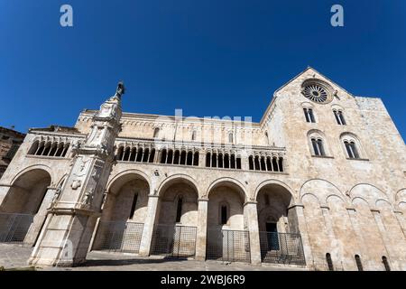 BITONTO, ITALIEN, 9. JULI 2022 - Blick auf die Kathedrale Maria Assunta in Bitonto, Apulien, Italien Stockfoto