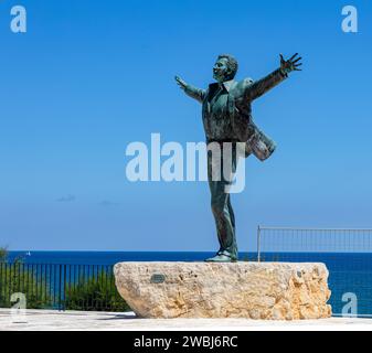 POLIGNANO A MARE, ITALIEN, 11. JULI 2022: Die Statue von Domenico Modugno, berühmter italienischer Sänger aus Polignano a Mare, Italien Stockfoto