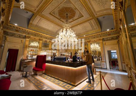 TURIN, ITALIEN, 11. APRIL 2023 - Inner of San Carlo Caffè Bar im Zentrum von Turin, Italien Stockfoto