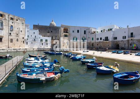 MONOPOLI, ITALIEN, 11. JULI 2022 - Blick auf den Yachthafen von Monopoli, Provinz Bari, Apulien, Italien Stockfoto