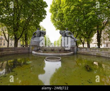 TURIN, ITALIEN, 11. APRIL 2023 - der Angelische Brunnen auf dem Solferino-Platz in Turin, (Turin), Italien Stockfoto