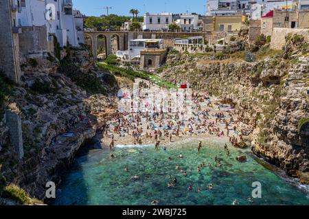 POLIGNANO A MARE, ITALIEN, 11. JULI 2022 - Blick auf den Strand von Polignano a Mare, Provinz Bari, Apulien, Italien Stockfoto