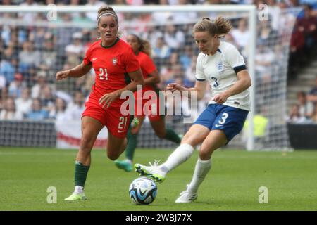 Niamh Charles mit Ball während der England Lionesses Women's Football Team gegen Portugal, im Stadium MK, Milton Keynes, 1. Juli 2023 Stockfoto