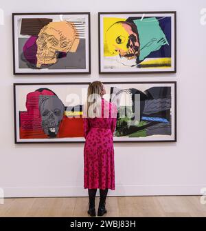London, Großbritannien. Januar 2024. Andy Warhol Skulls Est £60.000-80.000. Mit einer Auswahl aus dem Archiv der Edition Schellmann am 17. Und 18. Januar im Phillips, 30 Berkeley Square, W1J 6EX.Paul Quezada-Neiman/Alamy Live News Credit: Paul Quezada-Neiman/Alamy Live News Stockfoto