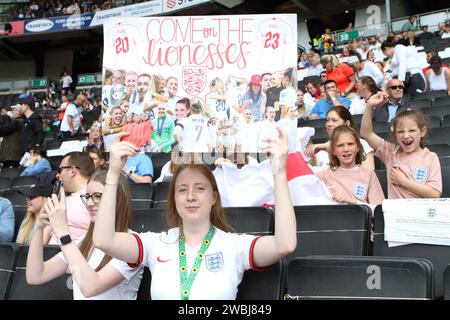 England Lionesses Frauenfußballmannschaft gegen Portugal, im Stadium MK, Milton Keynes, 1. Juli 2023 Fan mit Sonnenblumen-Schlüsselband hält hausgemachte Poster Stockfoto