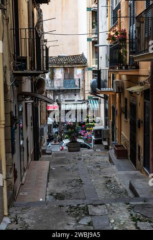 Monreale, Italien - 12. Mai 2023: Steile, schmale Straße der Altstadt von Monreale, Palermo, Sizilien, Italien Stockfoto