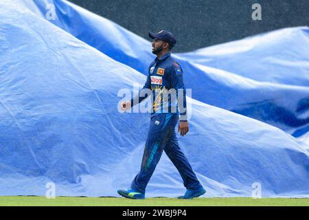 Colombo, Sri Lanka. Januar 2024. Shevon Daniel aus Sri Lanka geht zurück zum Pavillon, während es während des dritten eintägigen internationalen Cricket-Spiels (ODI) zwischen Sri Lanka und Simbabwe im R. Premadasa Stadium in Colombo am 11. Januar 2024 regnet. Viraj Kothalwala/Alamy Live News Stockfoto