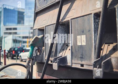 Fossile Tankstelle, Benzin, veraltet aufgrund neuer Fortschritte bei Autos mit grüner Energie Stockfoto