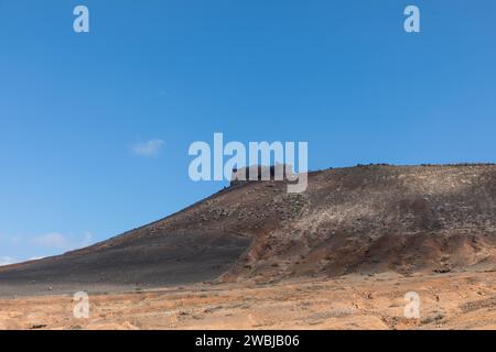 Aus der Vogelperspektive vom berühmten Schloss Santa Barbara auf dem vulkanischen Hügel des Guanapay Berges. Teguise, Lanzarote, Spanien, Europa. Stockfoto