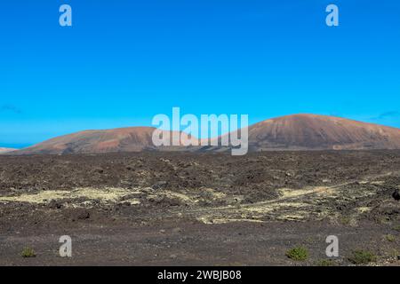 Spektakuläre Ausblicke auf die Feuerberge im Timanfaya Nationalpark, dieser einzigartigen Gegend, die vollständig aus vulkanischen Böden besteht. Ein marsähnliches vulkanisches Land. Stockfoto