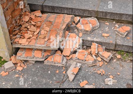 Teile der Ziegelmauer zerbröckeln. Das Konzept Stockfoto