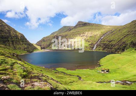 Nordische Landschaft, Saksun, Stremnoy Island, Färöer, Dänemark. Iconic grünes Dach Häuser. Stockfoto